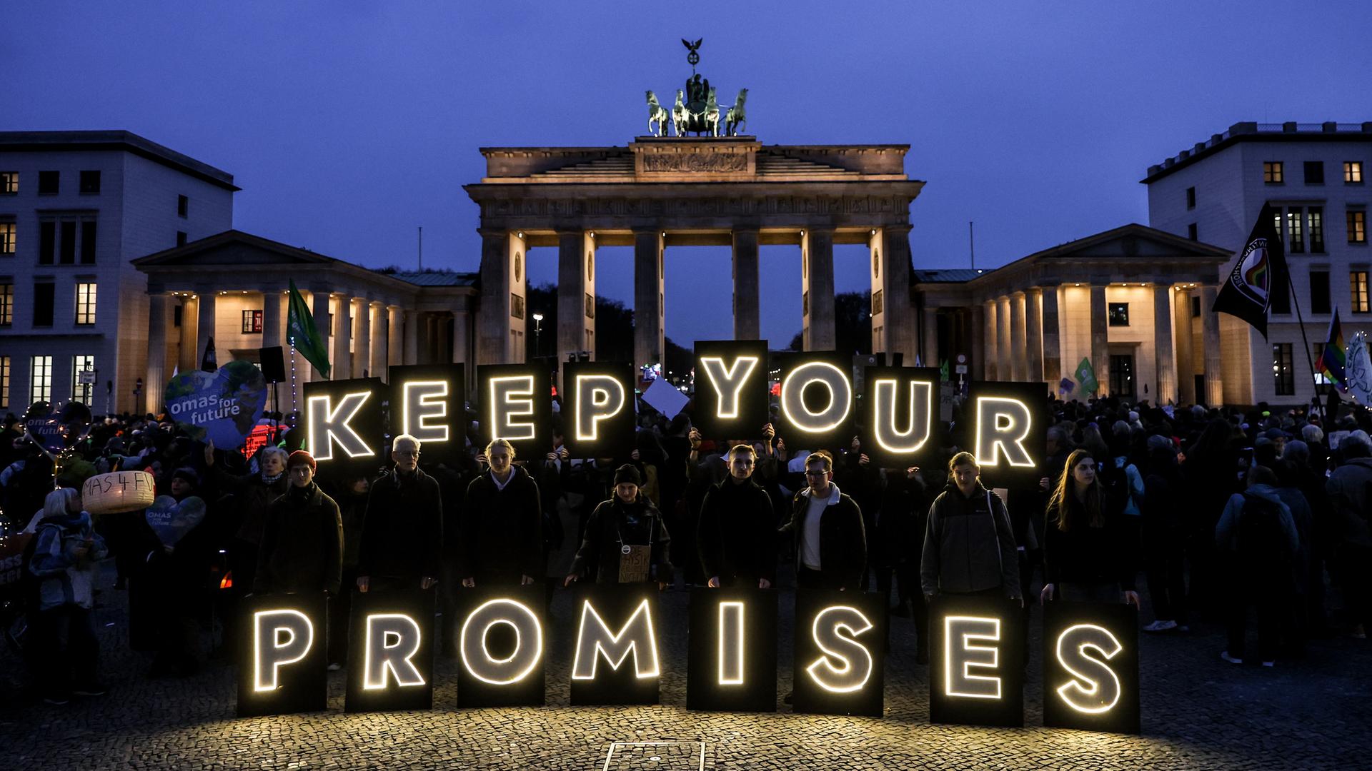 Demonstranten der Fridays for Future-Demonstration in Berlin mit dem Slogan "Keep Your Promises".