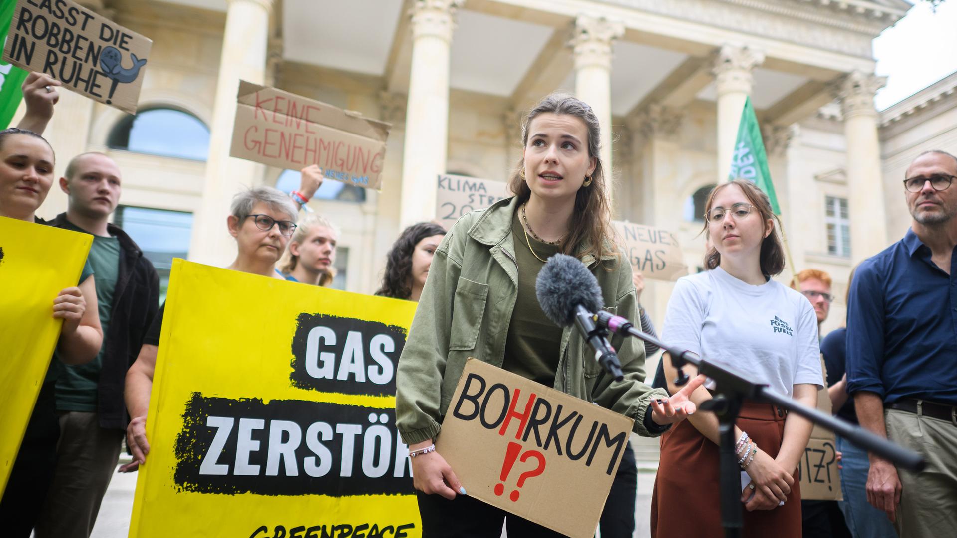 Luisa Neugebauer mit Fridays for Future protestiert gegen Gasbohrungen vor Borkum