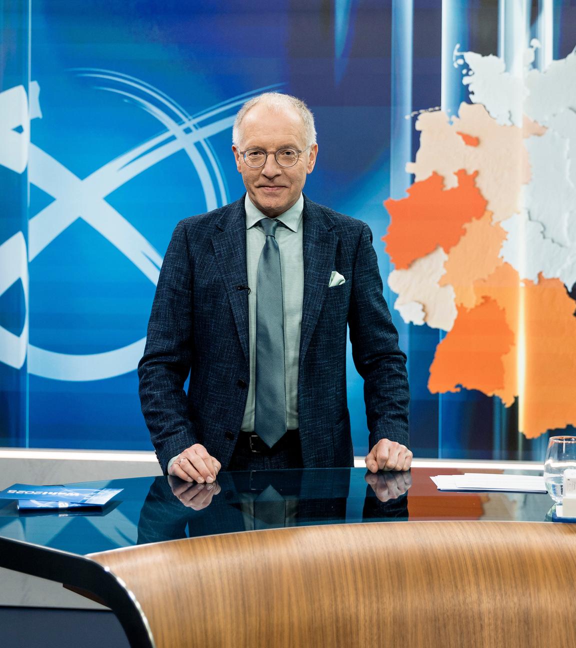 Karl-Rudolf Korte live aus dem ZDF-Wahlstudio in Berlin