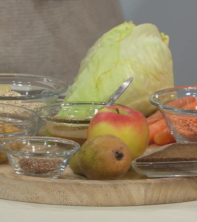 Ballaststoffreiche Lebensmittel in Schüsseln