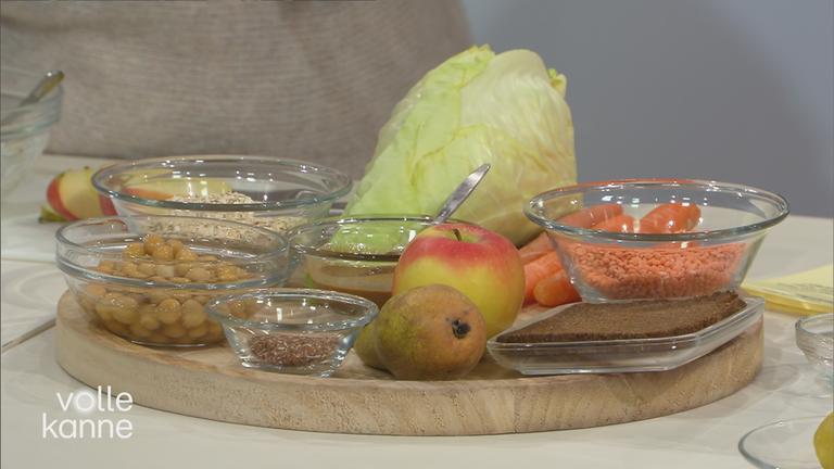 Ballaststoffreiche Lebensmittel in Schüsseln