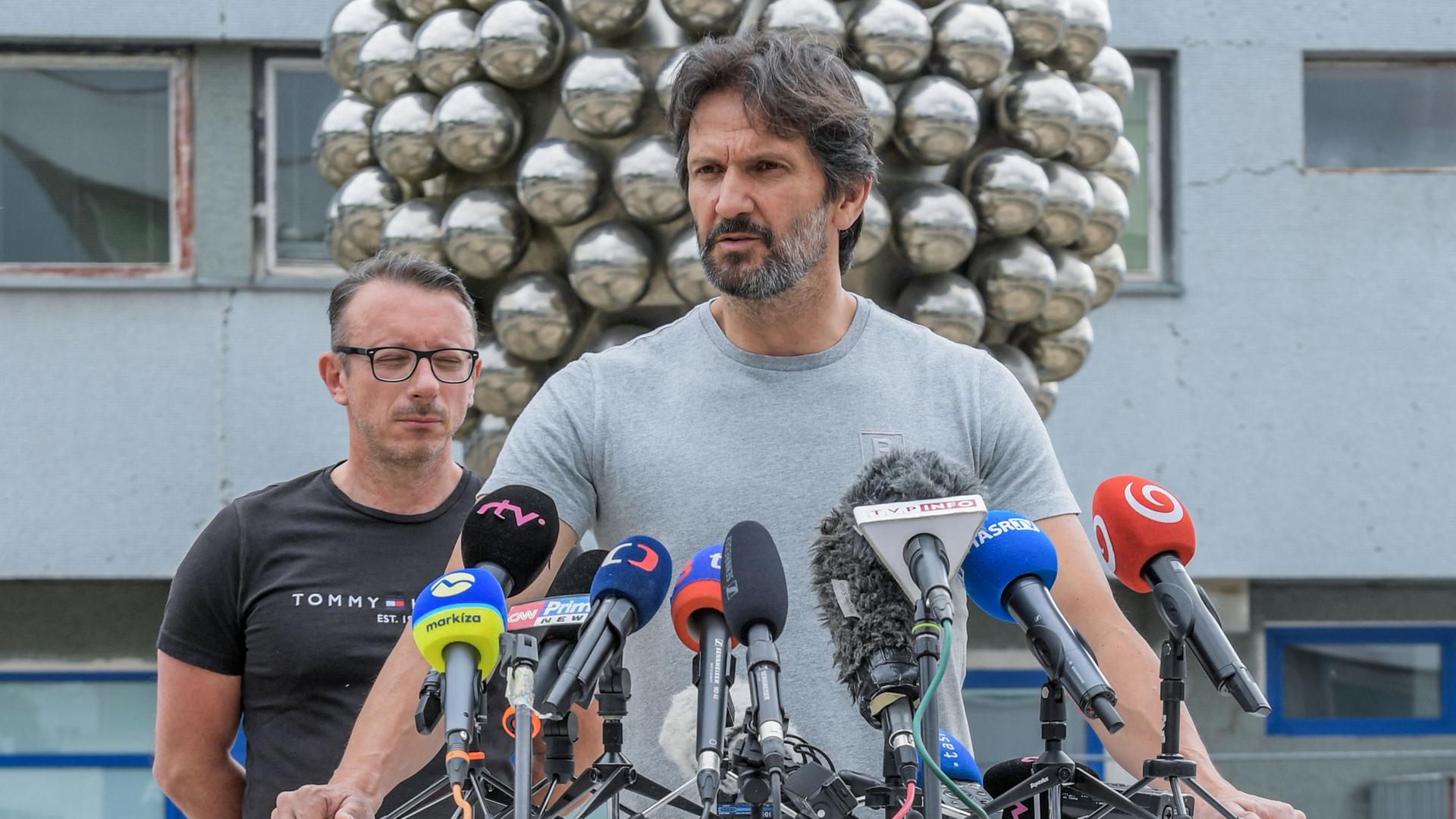 Verteidigungsminister Robert Kalinak spricht am 19. Mai 2024 auf einer Pressekonferenz vor dem Universitätskrankenhaus