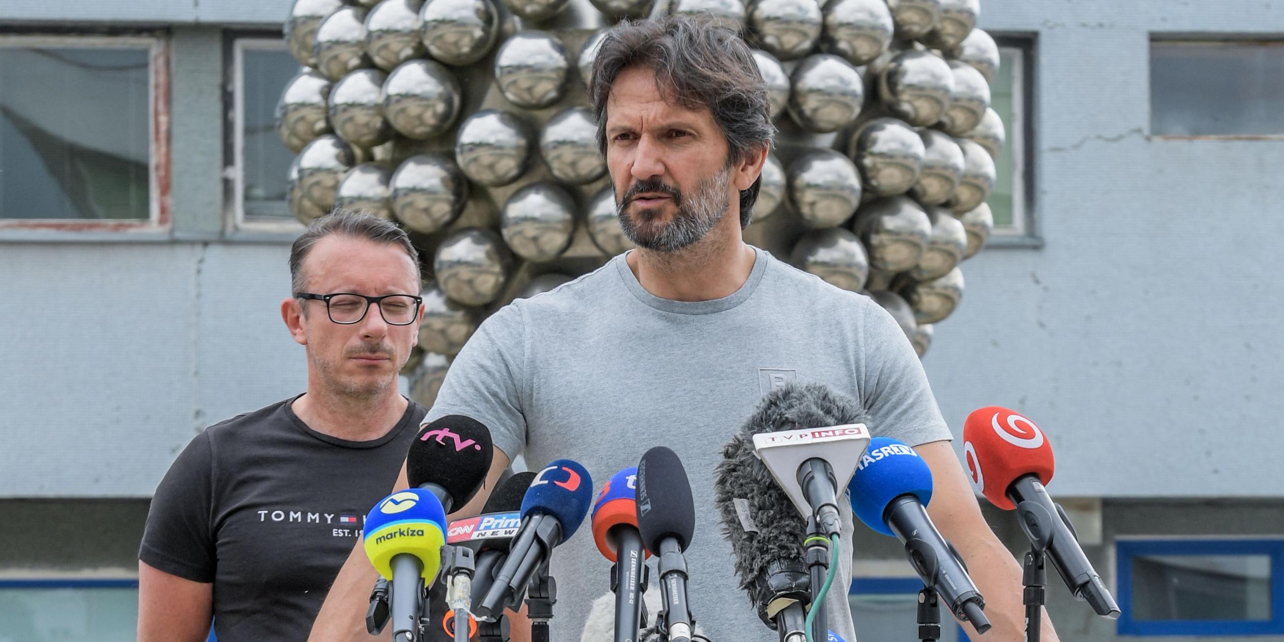 Verteidigungsminister Robert Kalinak spricht am 19. Mai 2024 auf einer Pressekonferenz vor dem Universitätskrankenhaus