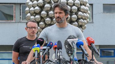 Verteidigungsminister Robert Kalinak spricht am 19. Mai 2024 auf einer Pressekonferenz vor dem Universitätskrankenhaus