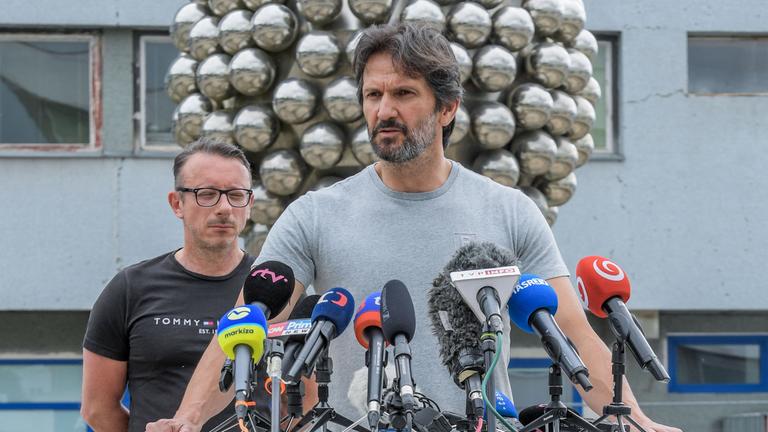 Verteidigungsminister Robert Kalinak spricht am 19. Mai 2024 auf einer Pressekonferenz vor dem Universitätskrankenhaus