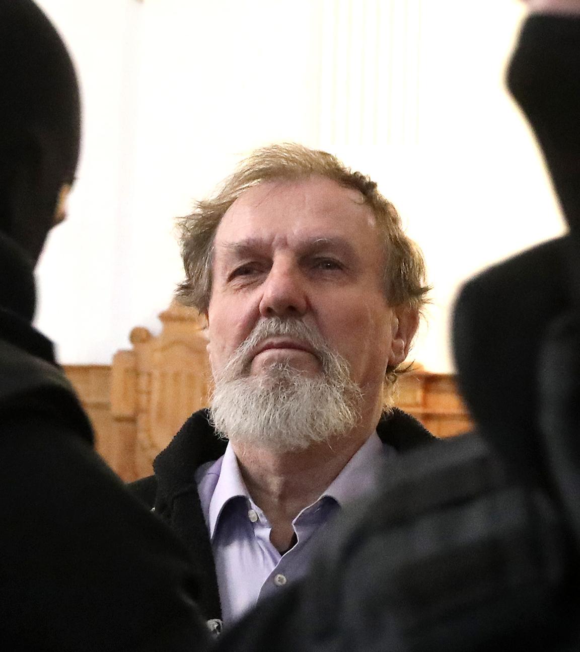 Banská Bystrica, Slowakei (21.10.2025): Der wegen des Attentats auf Premier Robert Fico verurteilte Juraj C. wird in den Gerichtssaal des Spezialstrafgerichts gebracht. 
