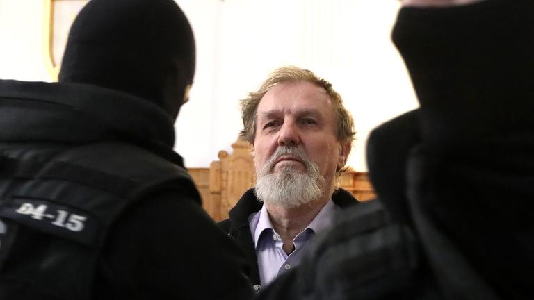 Banská Bystrica, Slowakei (21.10.2025): Der wegen des Attentats auf Premier Robert Fico verurteilte Juraj C. wird in den Gerichtssaal des Spezialstrafgerichts gebracht. 