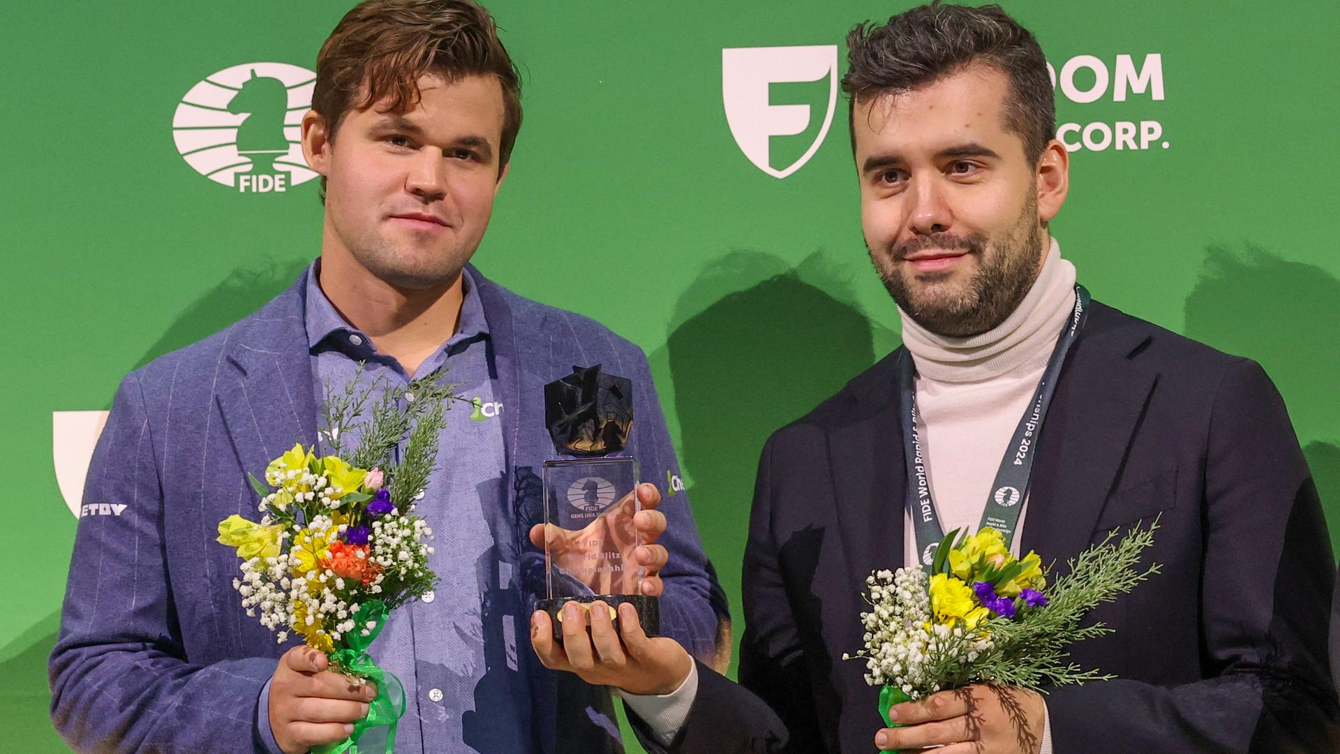 Magnus Carlsen aus Norwegen und Jan Nepomnjaschtschi aus Russland (rechts) bei der Siegerehrung der Blitzschach-Weltmeisterschaft in New York.
