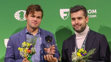 Magnus Carlsen aus Norwegen und Jan Nepomnjaschtschi aus Russland (rechts) bei der Siegerehrung der Blitzschach-Weltmeisterschaft in New York.