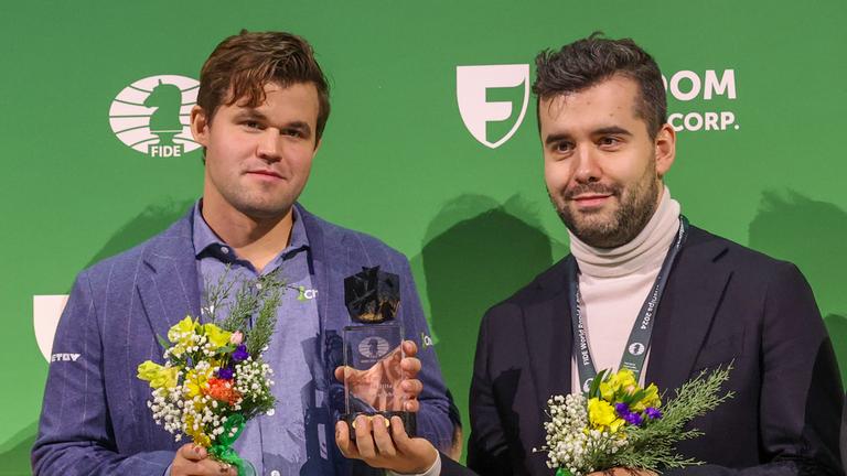 Magnus Carlsen aus Norwegen und Jan Nepomnjaschtschi aus Russland (rechts) bei der Siegerehrung der Blitzschach-Weltmeisterschaft in New York.