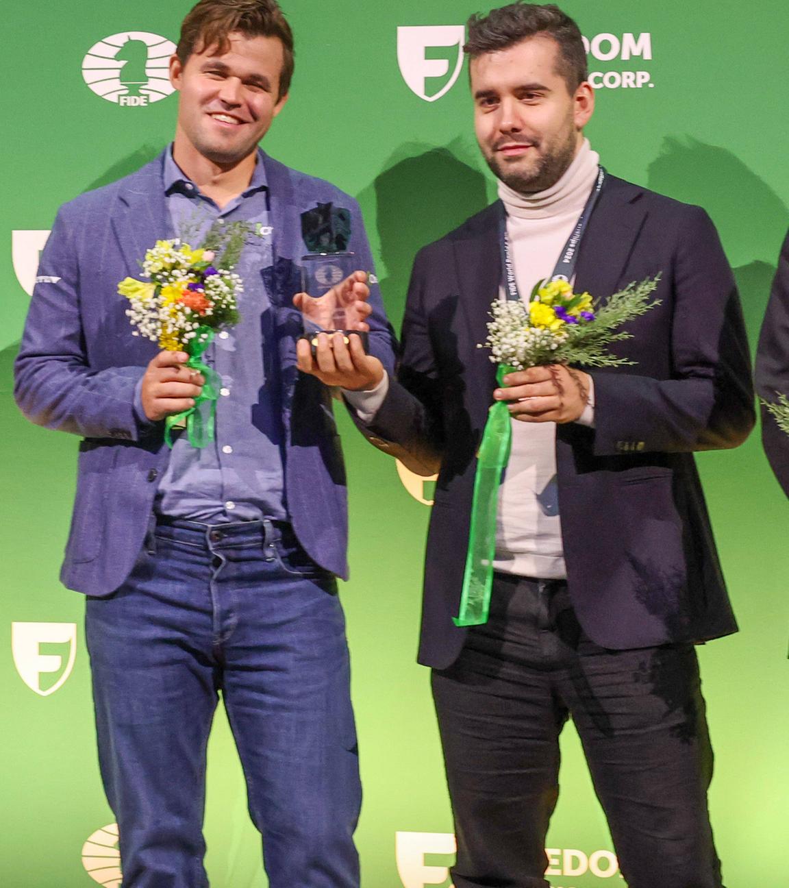 Magnus Carlsen aus Norwegen und Jan Nepomnjaschtschi aus Russland (rechts) bei der Siegerehrung der Blitzschach-Weltmeisterschaft in New York.