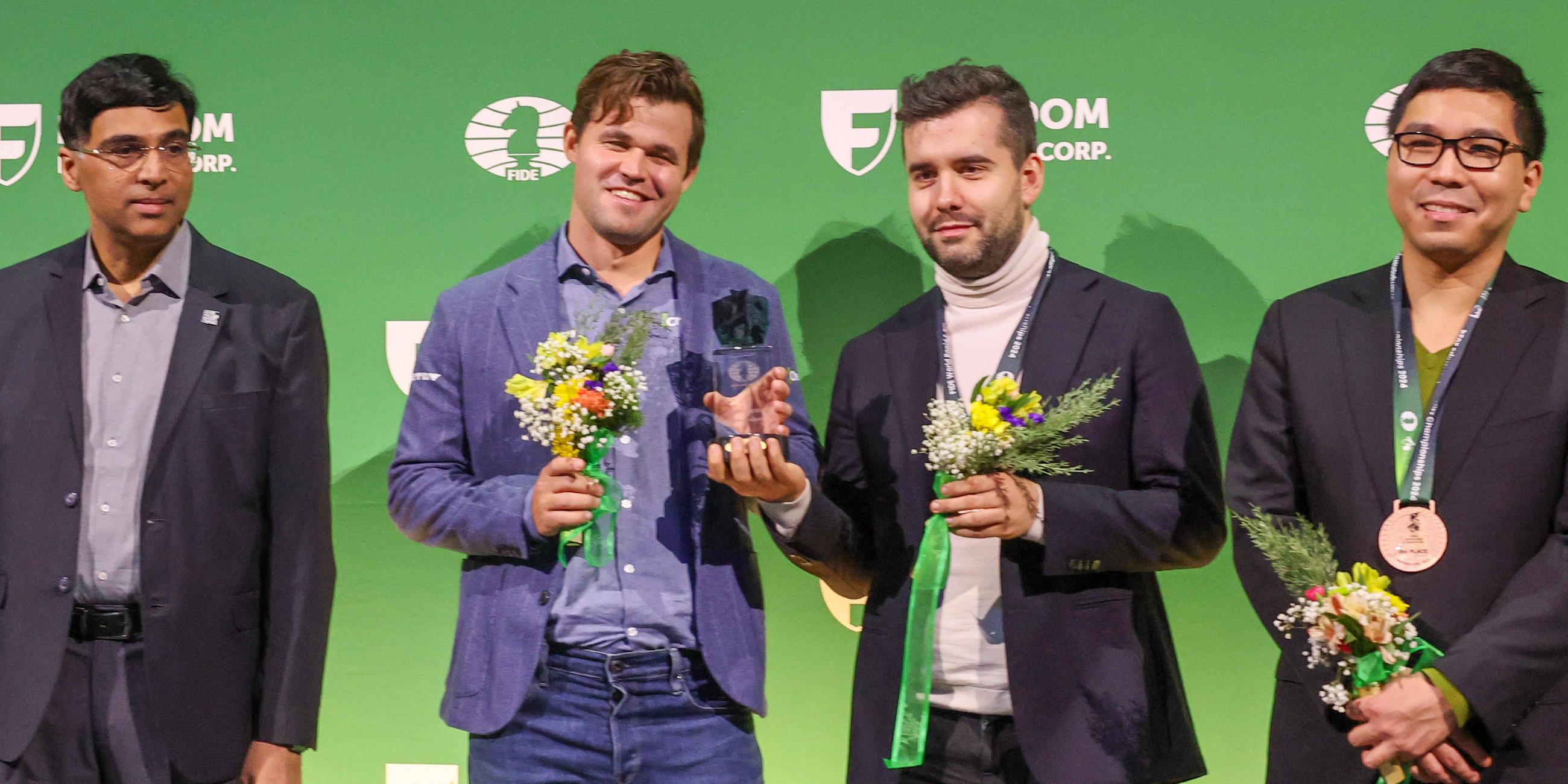 Magnus Carlsen aus Norwegen und Jan Nepomnjaschtschi aus Russland (rechts) bei der Siegerehrung der Blitzschach-Weltmeisterschaft in New York.