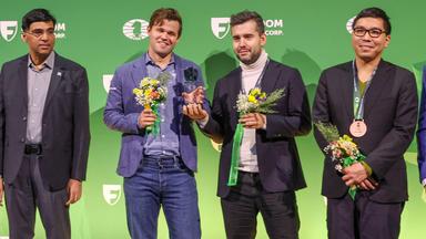 Magnus Carlsen aus Norwegen und Jan Nepomnjaschtschi aus Russland (rechts) bei der Siegerehrung der Blitzschach-Weltmeisterschaft in New York.