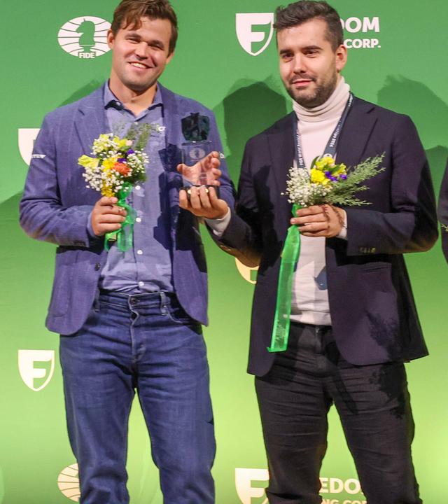 Magnus Carlsen aus Norwegen und Jan Nepomnjaschtschi aus Russland (rechts) bei der Siegerehrung der Blitzschach-Weltmeisterschaft in New York.