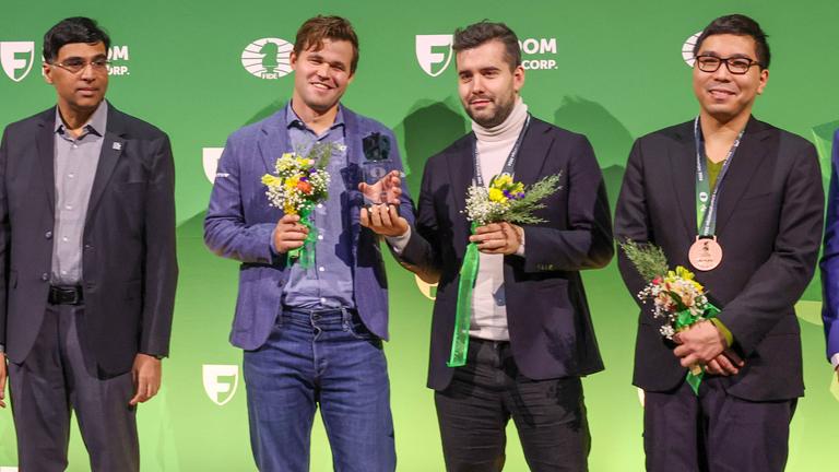 Magnus Carlsen aus Norwegen und Jan Nepomnjaschtschi aus Russland (rechts) bei der Siegerehrung der Blitzschach-Weltmeisterschaft in New York.