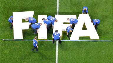 FIFA-Logo auf dem Spielfeld.