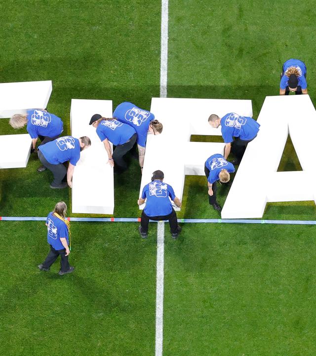 FIFA-Logo auf dem Spielfeld.