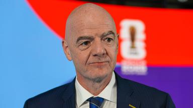 FIFA Präsident Gianni Infantino in der FIFA-Zentrale vor einem Plakat
