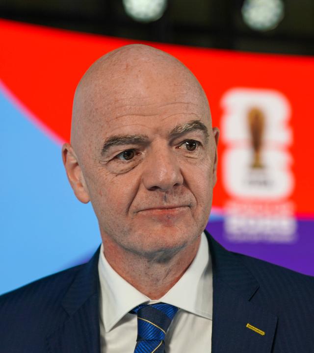 FIFA Präsident Gianni Infantino in der FIFA-Zentrale vor einem Plakat