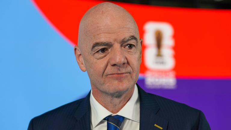 FIFA Präsident Gianni Infantino in der FIFA-Zentrale vor einem Plakat