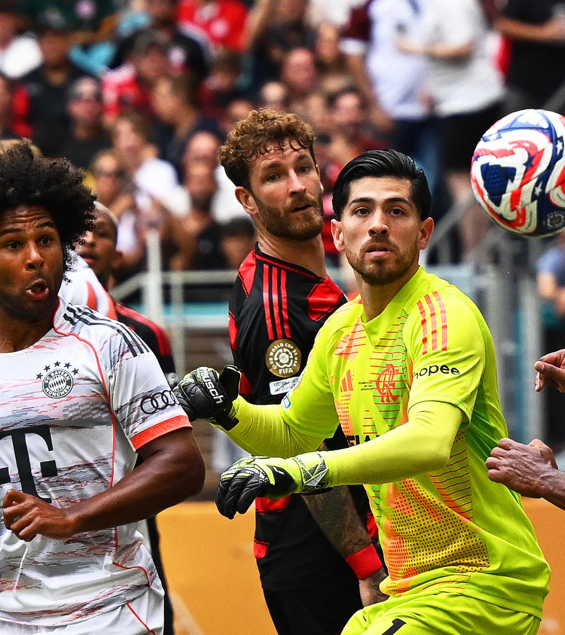 Klub-WM, Flamengo - Bayern München, Achtelfinale: Flamengos Torhüter Agustin Rossi (2.v.r) kassiert ein Eigentor. Links Münchens Serge Gnabry