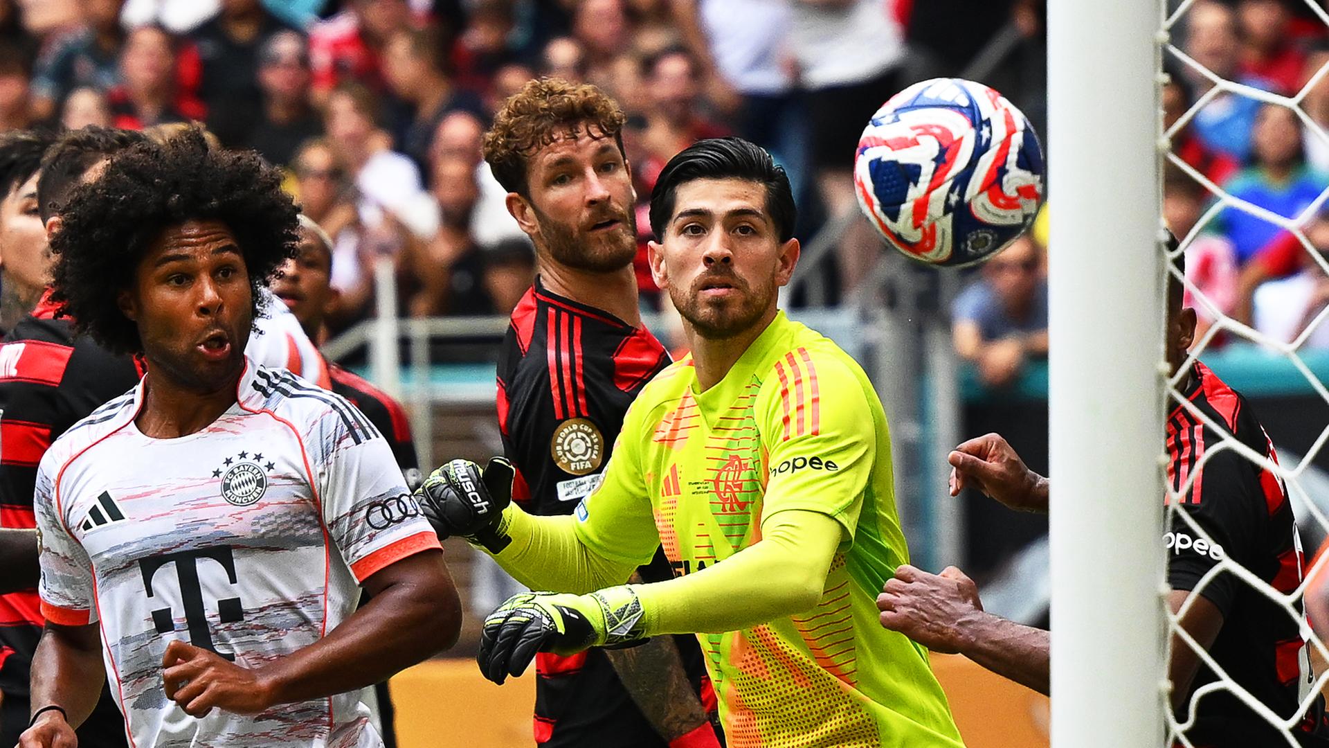 Klub-WM, Flamengo - Bayern München, Achtelfinale: Flamengos Torhüter Agustin Rossi (2.v.r) kassiert ein Eigentor. Links Münchens Serge Gnabry