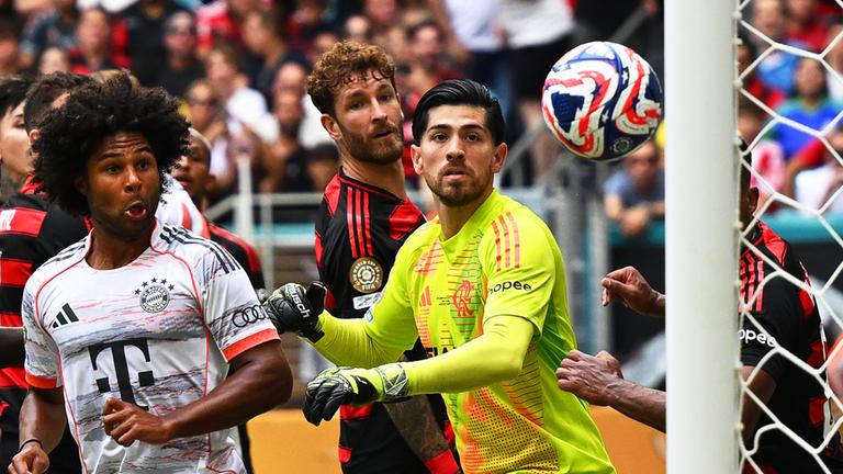 Klub-WM, Flamengo - Bayern München, Achtelfinale: Flamengos Torhüter Agustin Rossi (2.v.r) kassiert ein Eigentor. Links Münchens Serge Gnabry