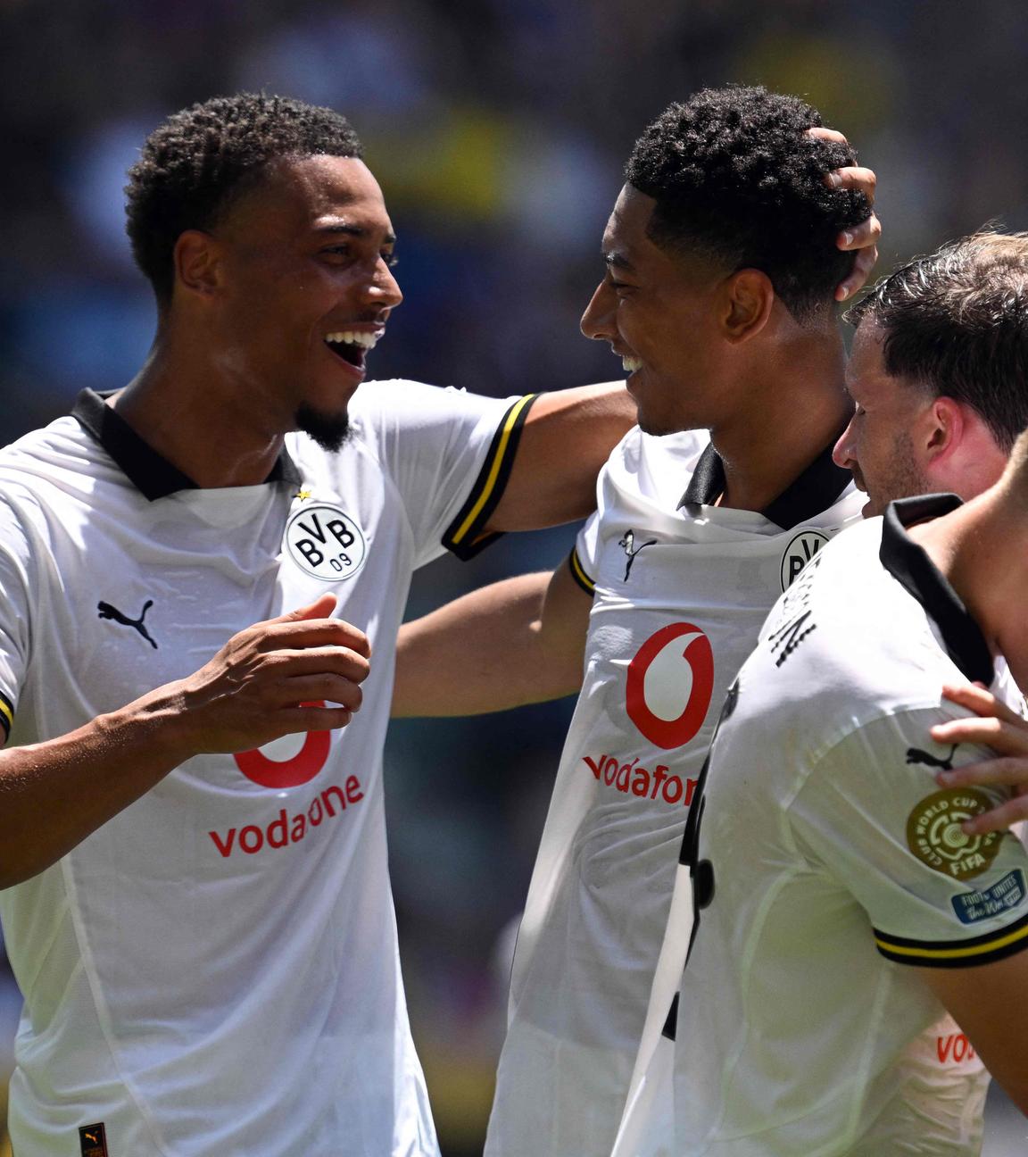 Dortmunds Jobe Bellingham jubelt mit seiner Mannschaft nach seinem Tor zum 3:1 gegen Mamelodi Sundowns.