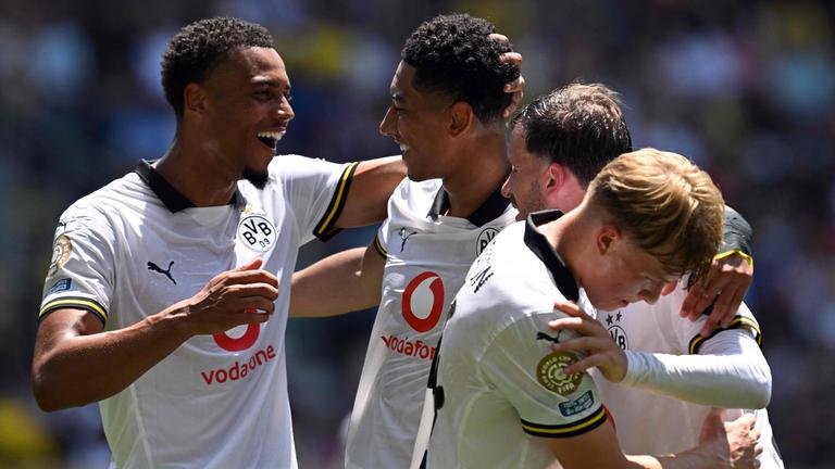 Dortmunds Jobe Bellingham jubelt mit seiner Mannschaft nach seinem Tor zum 3:1 gegen Mamelodi Sundowns.