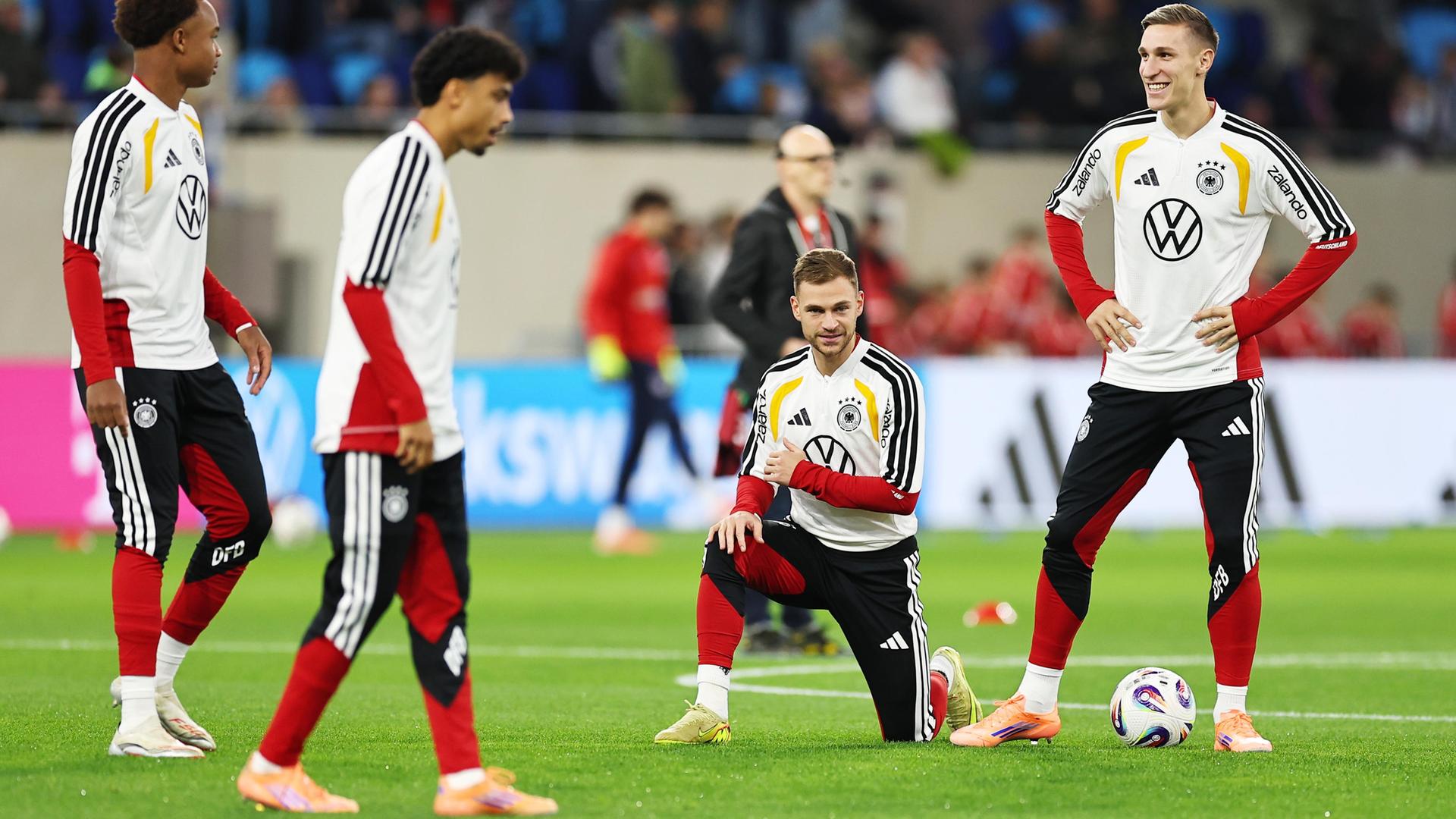 Assan Quedraogo, Nathaniel Brown, Joshua Kimmich, Nico Schlotterbeck (v.l.n.r.) im Training.