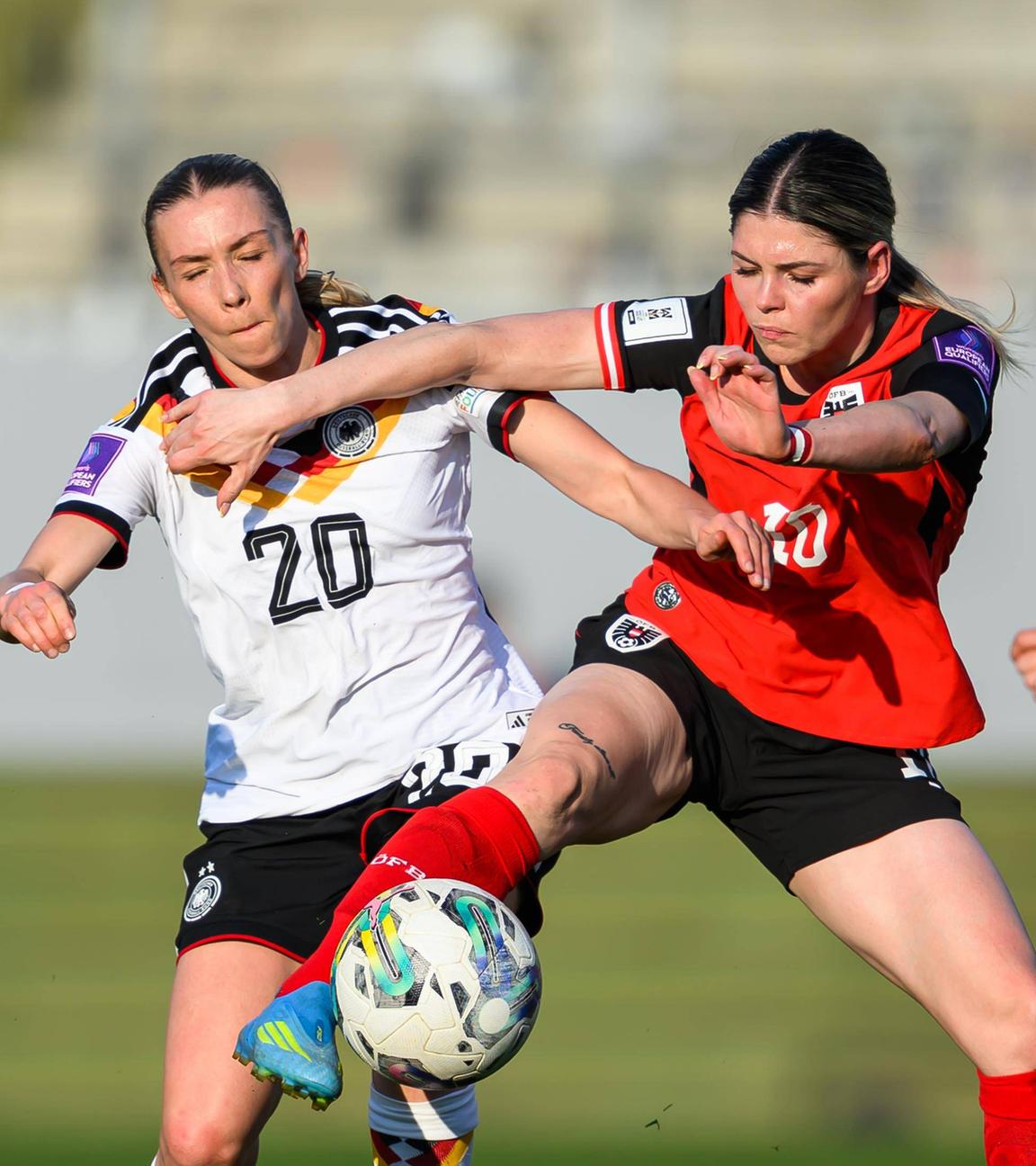 Elisa Senß (Deutschland) und Eileen Campbell (Österreich) kämpfen. 