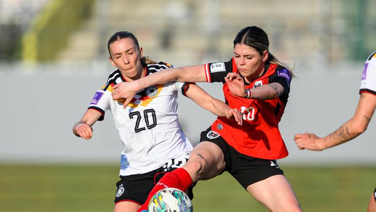Elisa Senß (Deutschland) und Eileen Campbell (Österreich) kämpfen. 