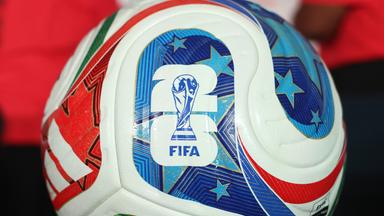 Ofizieller FIFA Fußball mit dem FIFA Logo zusehen