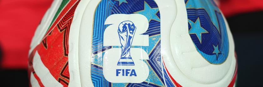 Ofizieller FIFA Fußball mit dem FIFA Logo zusehen