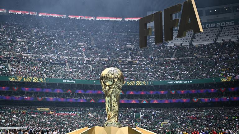 Der Pokal der Fußball-WM 2026 steht im Stadion, rechts oben im Bild der Schriftzug "FIFA".