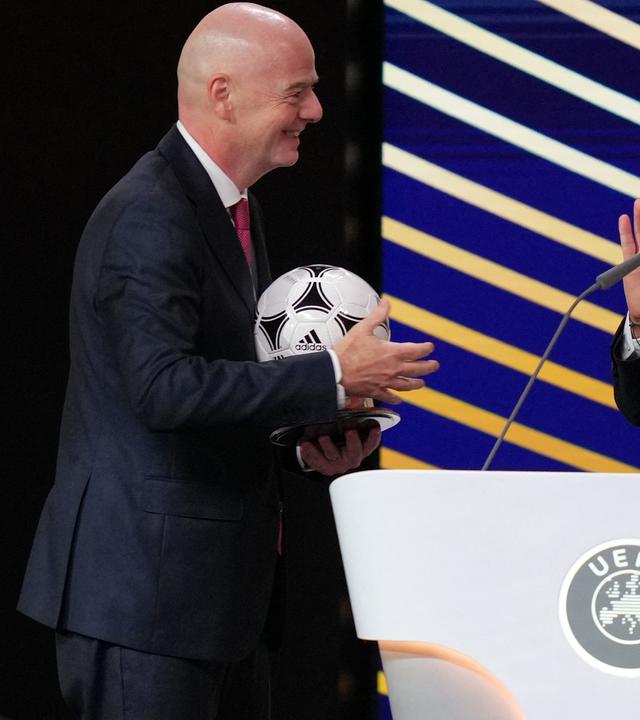 FIFA-Präsident Gianni Infantino (l.) spricht mit UEFA-Präsident Aleksander Čeferin.