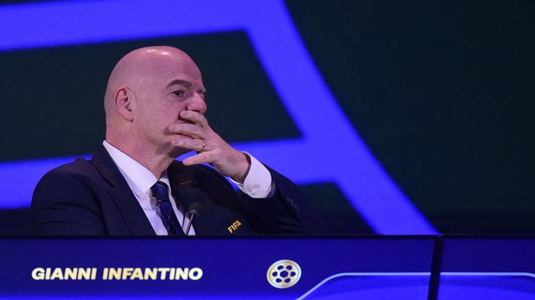 FIFA-Präsident Gianni Infantino schaut während des 75. FIFA-Kongresses am CONMEBOL-Hauptsitz in Luque, Paraguay, zu