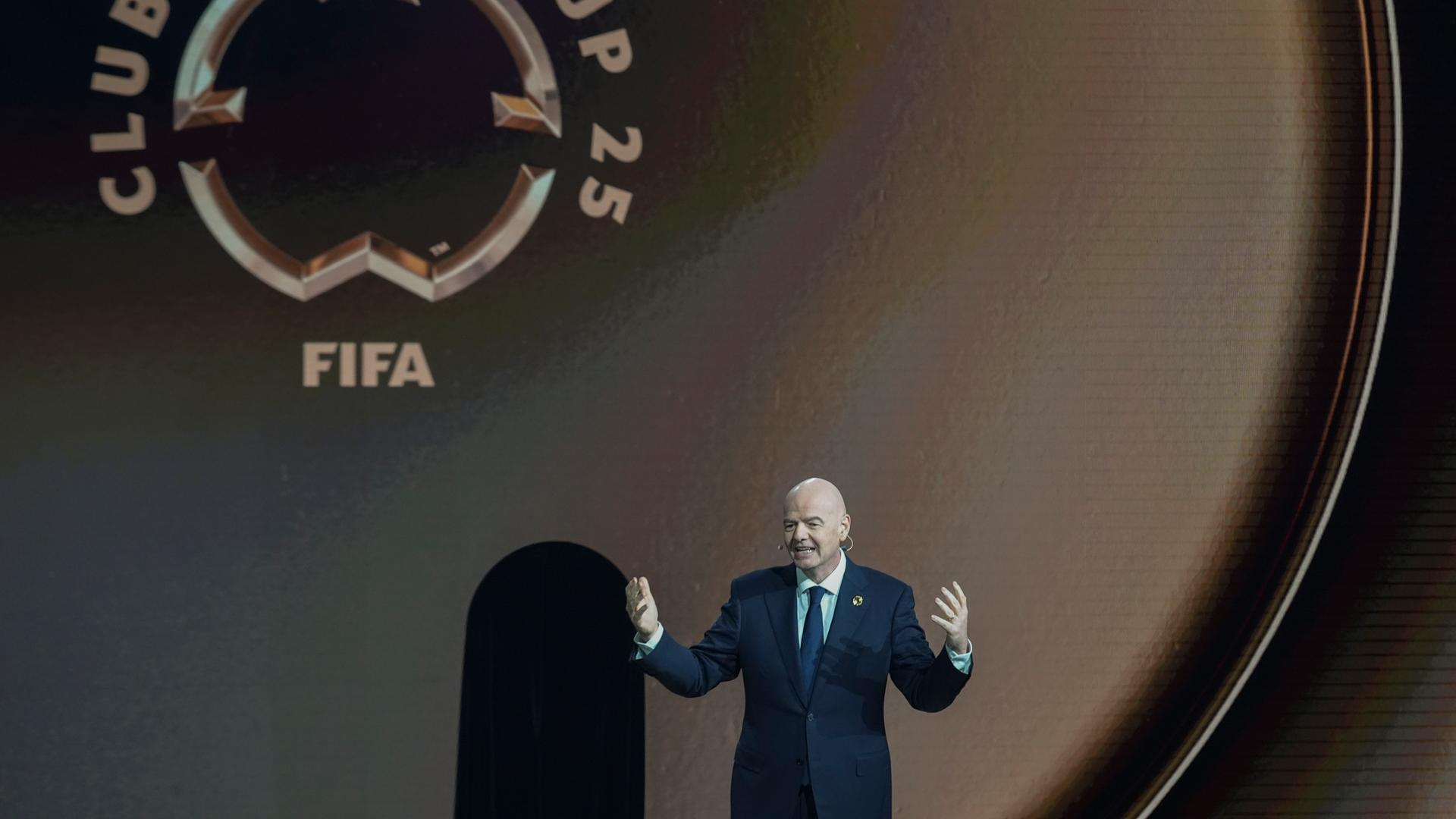FIFA-Präsident Gianni Infantino spricht während der Auslosung für die FIFA Klub-WM 2025.