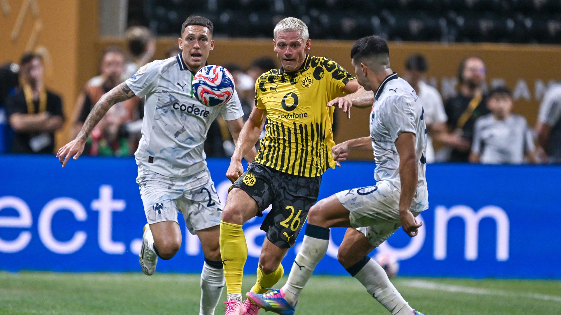 J. Ryerson (26) von Borussia Dortmund im Einsatz während des Achtelfinalspiels der FIFA Klub-Weltmeisterschaft 2025 zwischen Borussia Dortmund und CF Monterrey im Mercedes-Benz Stadium in Atlanta, Georgia, USA