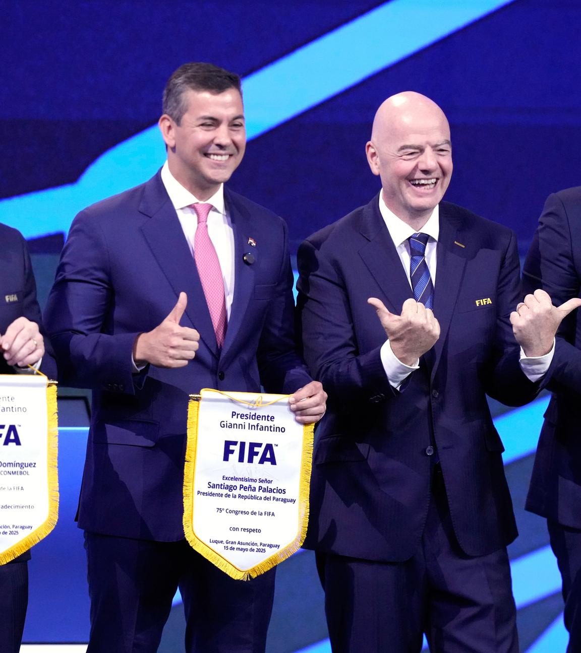 Conmebol-Präsident Alejandro Dominguez (l-r), Paraguays Präsident Santiago Pena, FIFA-Präsident Gianni Infantino und der Präsident des paraguayischen Fußballverbands Robert Harrison
