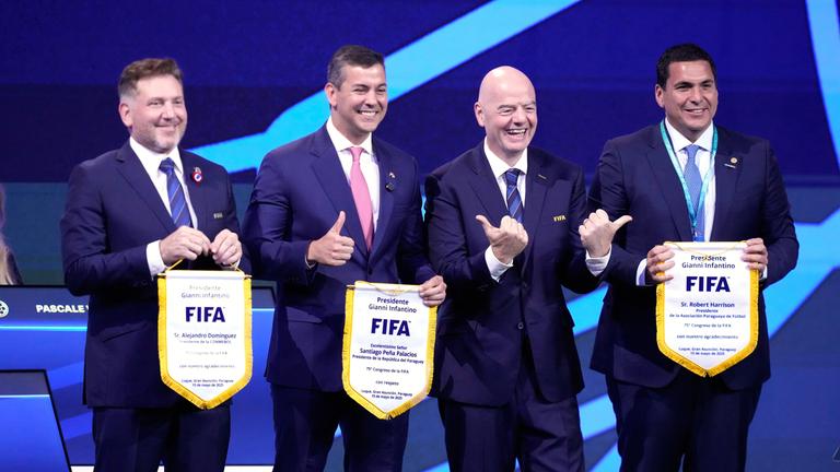 Conmebol-Präsident Alejandro Dominguez (l-r), Paraguays Präsident Santiago Pena, FIFA-Präsident Gianni Infantino und der Präsident des paraguayischen Fußballverbands Robert Harrison