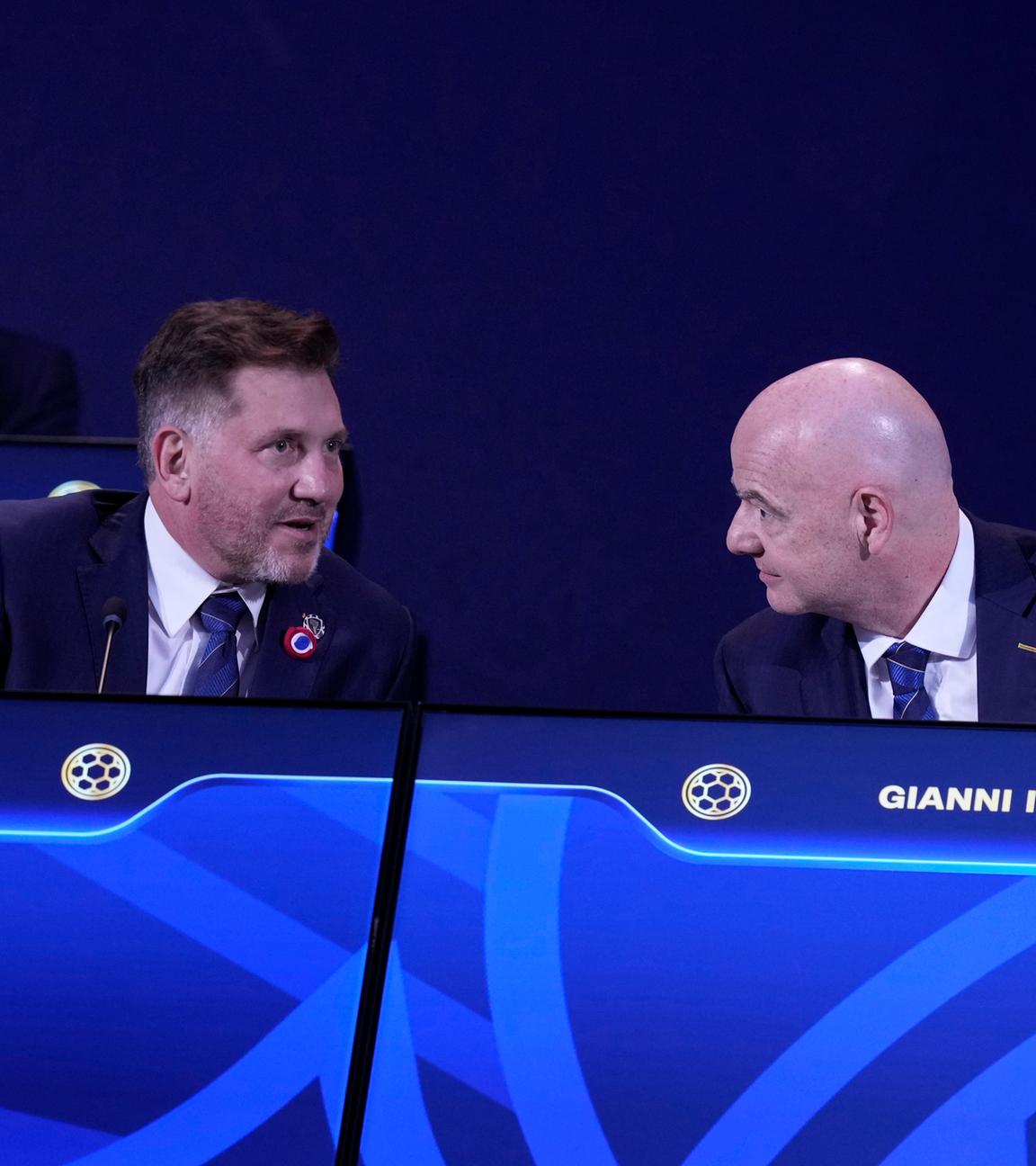 Paraguay, Luque: Conmebol-Präsident Alejandro Dominguez (l) spricht mit FIFA-Präsident Gianni Infantino während des 75. FIFA-Kongresses im Conmebol Convention Center.