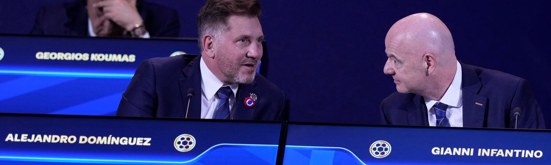 Paraguay, Luque: Conmebol-Präsident Alejandro Dominguez (l) spricht mit FIFA-Präsident Gianni Infantino während des 75. FIFA-Kongresses im Conmebol Convention Center.