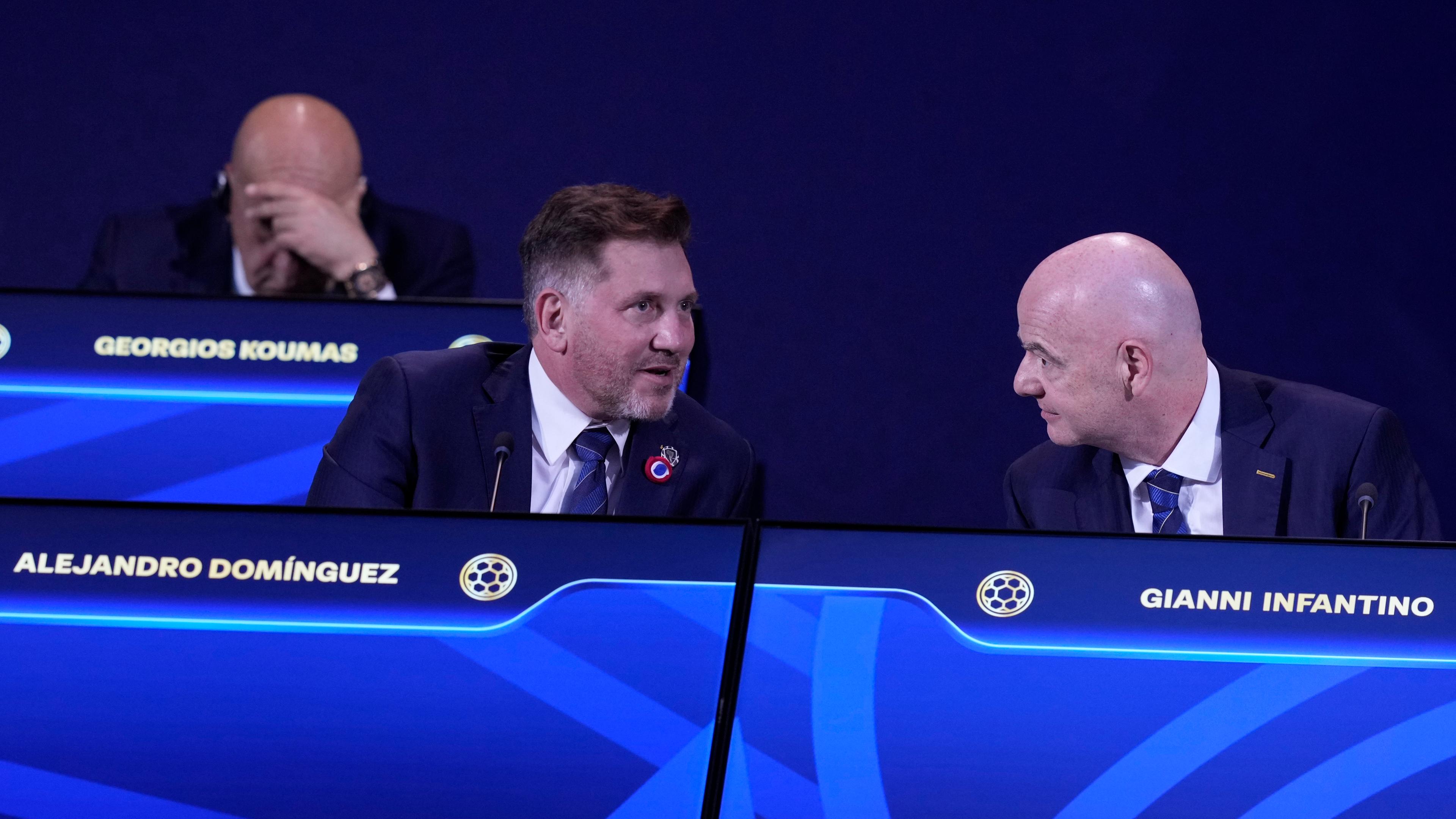 Paraguay, Luque: Conmebol-Präsident Alejandro Dominguez (l) spricht mit FIFA-Präsident Gianni Infantino während des 75. FIFA-Kongresses im Conmebol Convention Center.