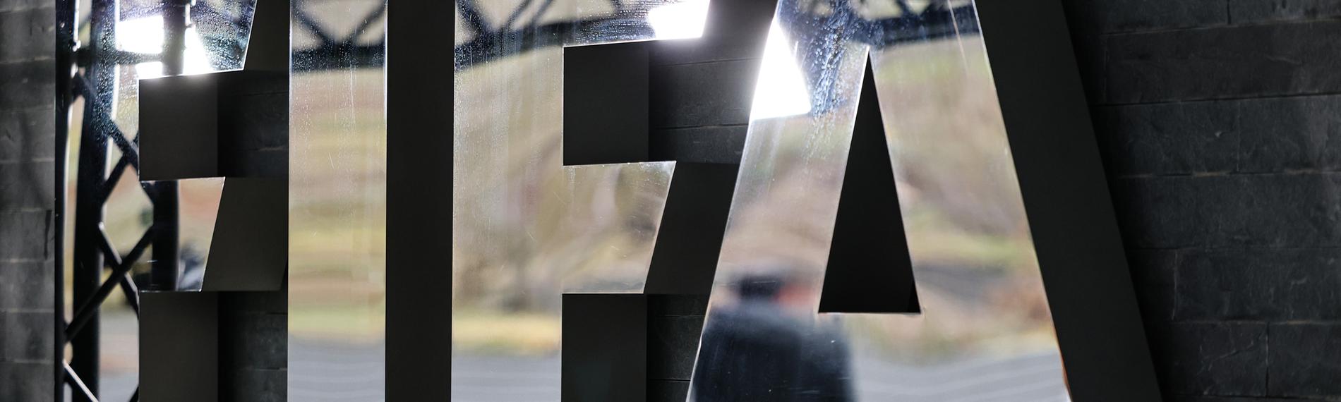 Das Logo der FIFA ist außen am Hauptsitz des Weltfußballverbandes zu sehen.