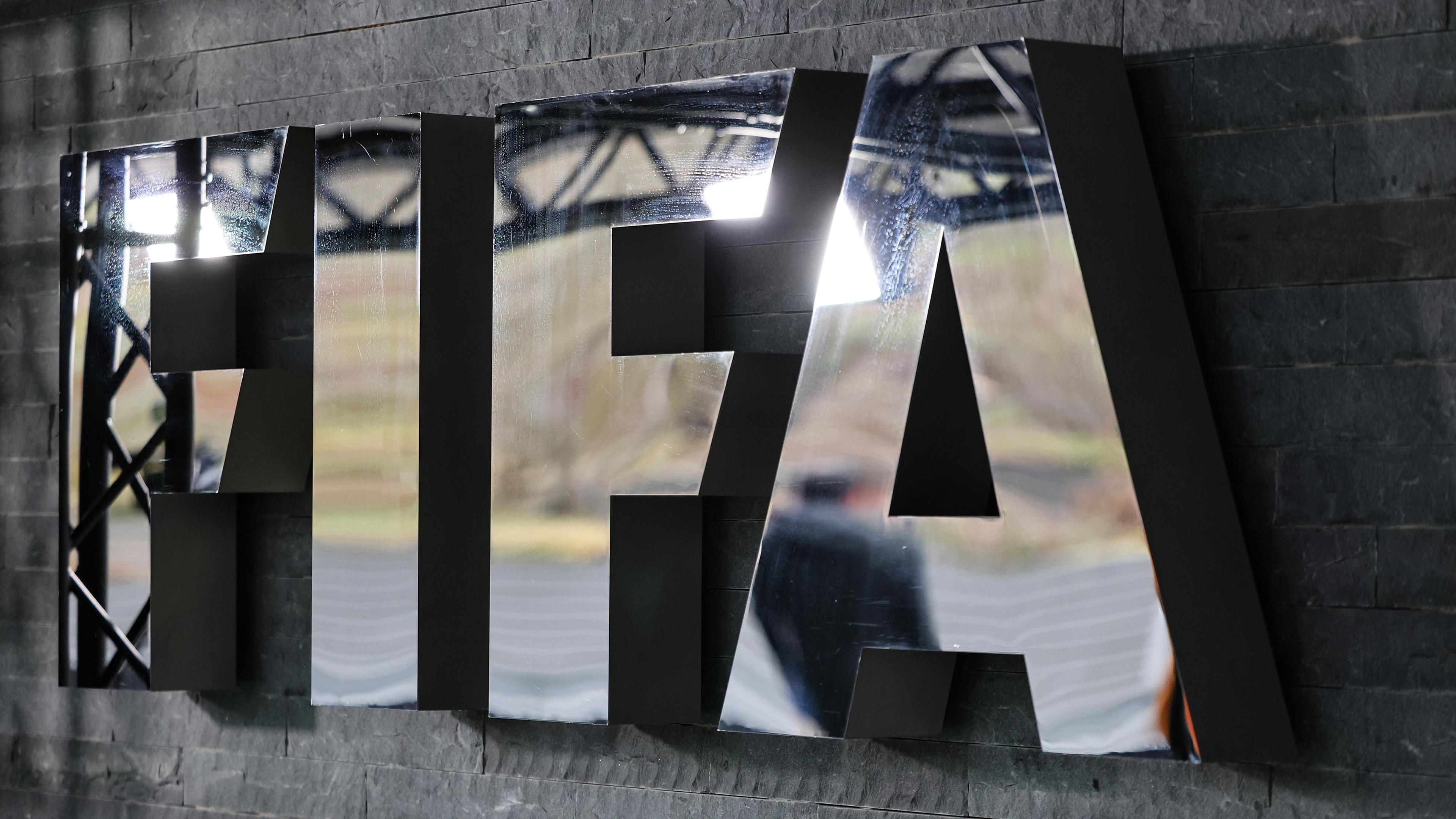 Das Logo der FIFA ist außen am Hauptsitz des Weltfußballverbandes zu sehen.