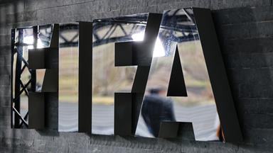 Das Logo der FIFA ist außen am Hauptsitz des Weltfußballverbandes zu sehen.