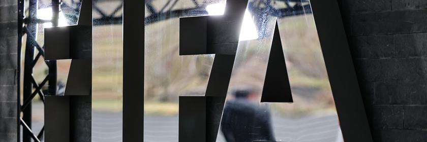 Das Logo der FIFA ist außen am Hauptsitz des Weltfußballverbandes zu sehen.