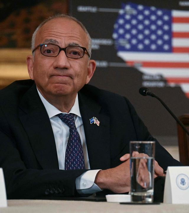 FIFA-Berater Carlos Cordeiro bei einer Sitzung hinter seinem Namensschild