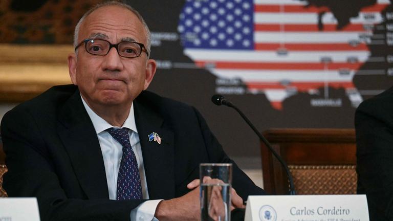 FIFA-Berater Carlos Cordeiro bei einer Sitzung hinter seinem Namensschild